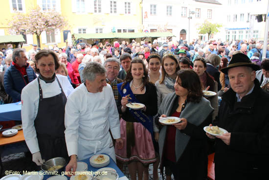 Spargel gabs auch am Stand der Schellermühle - Sternekoch Hans Haas vom Tantris präsentierte kleine Spargelgerichte (©Foto:Martin Schmitz)